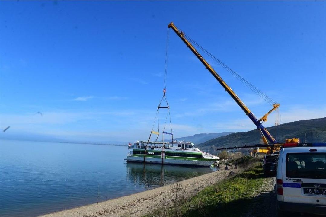 Akşemsettin Gemisi İznik G&ouml;l&uuml;&rsquo;nden &Ccedil;ıkartıldı