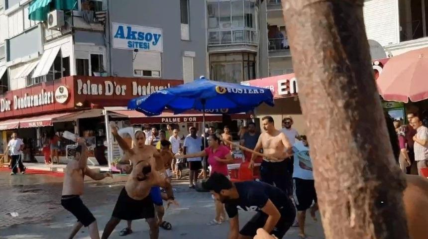 Bursa&rsquo;da Sopalı Sandalyeli Yer Kavgası Kamerada