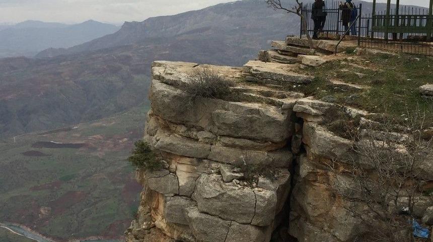 G&uuml;zel Havayı Fırsat Bilen Vatandaşlar Tillo&rsquo;ya Akın Etti