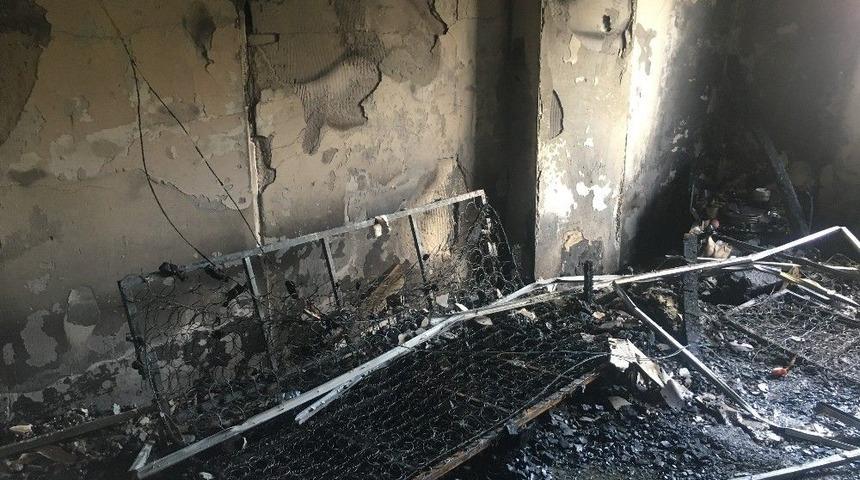 (&ouml;zel Haber) Kağıthane&rsquo;de 5 Katlı Apartmanın Birinci Katında &Ccedil;ıkan Yangında Ev K&uuml;le D&ouml;nd&uuml;