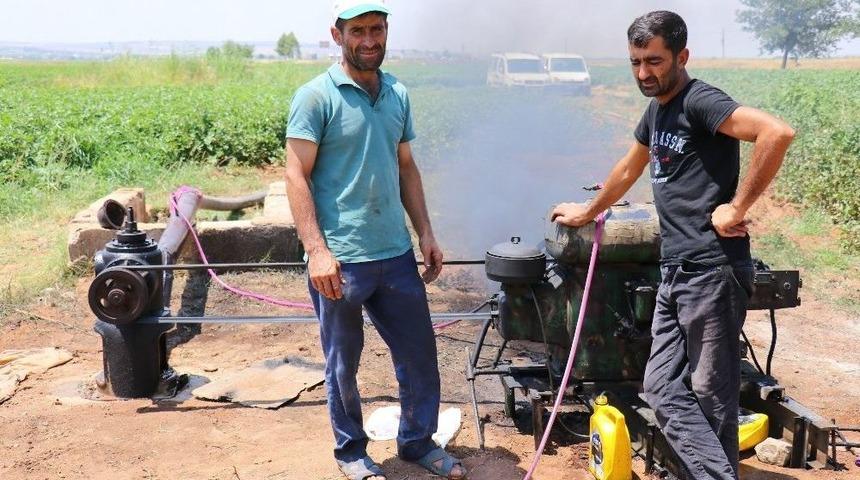 (&ouml;zel Haber) Tarlasına Su Gelmeyince Geleneksel Y&ouml;ntemi Uygulamaya Başladı