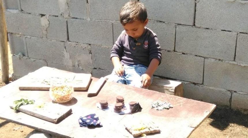 Minik &Ccedil;ocuk Susayınca Engel Tanımadı