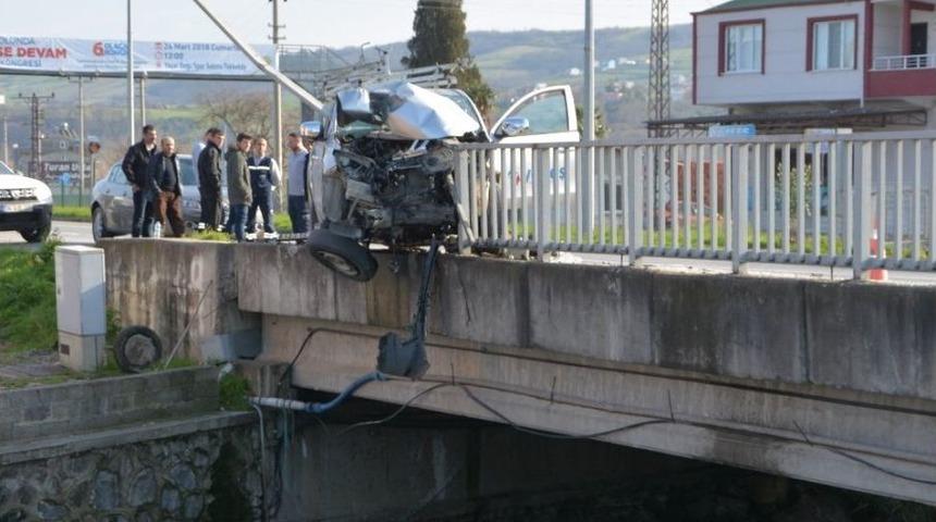Pikap K&ouml;pr&uuml; Korkuluğunda Asılı Kaldı: 1 Yaralı