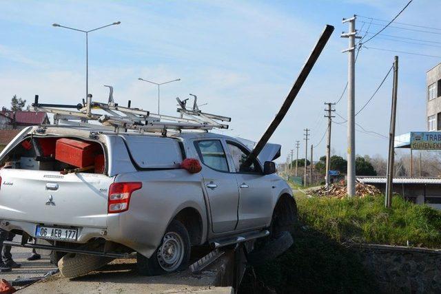 Pikap Köprü Korkuluğunda Asılı Kaldı: 1 Yaralı