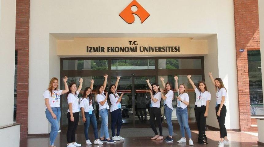 İzmir Ekonomi’de Öğrencilerin Geleceği İçin 81 Kişilik Ekip