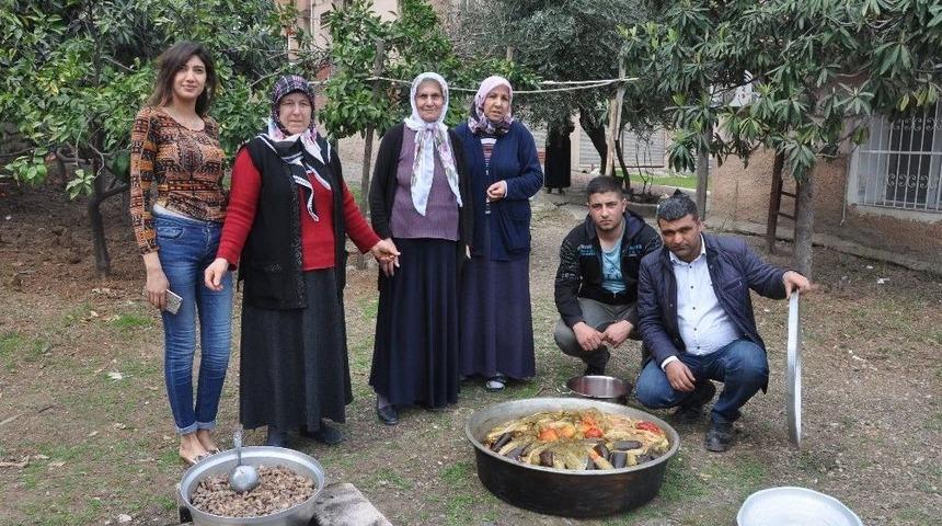 Annelerden Mehmet&ccedil;ik&rsquo;e Sıcak Yemek