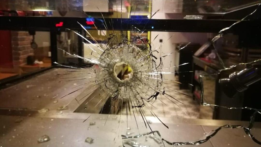 B&ouml;rek&ccedil;i D&uuml;kkanı Kurşunlandı, Mahalleli Panik Oldu