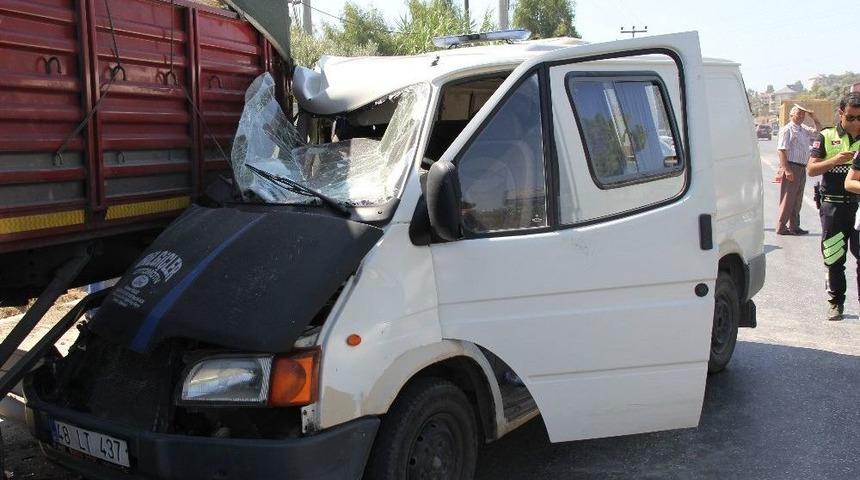 Minib&uuml;s Park Halindeki Tıra &Ccedil;arptı; 1 Yaralı