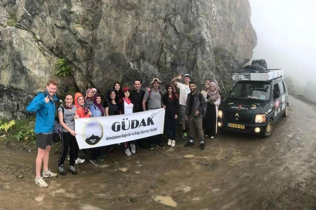 G&uuml;m&uuml;şhaneli Dağcılar D&uuml;nyanın En Tehlikeli Yolunda