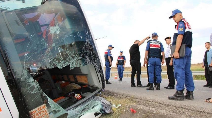 Amasya&rsquo;da Yolcu Otob&uuml;s&uuml; Devrildi: 1 &Ouml;l&uuml;, 12 Yaralı