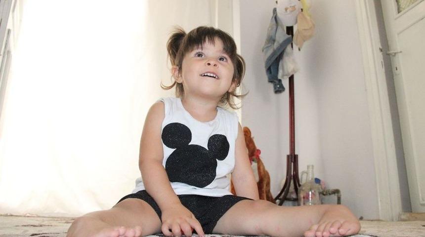 &Uuml;&ccedil; Yaşındaki Ecrin, Ayaklarının &Uuml;zerinde Y&uuml;r&uuml;mek İstiyor