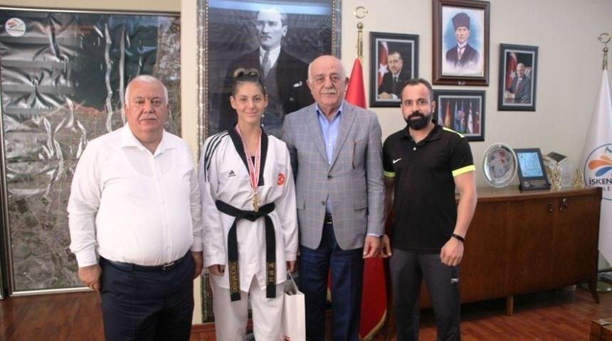 Başkan Seyfi Dingil T&uuml;rkiye Şampiyonu Azra&rsquo;yı Kutladı
