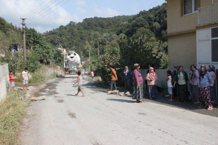 Kamyonlardan Şikayet Eden Mahalleli Yolu Kapatıp Eylem Yaptı G2