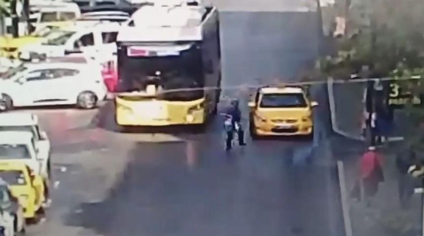 (özel) Otobüsten İnen Kadın, Seyir Halindeki Taksiye Çarptı