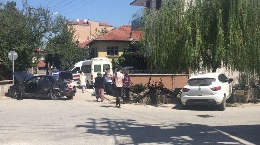 Kontrolsüz Kavşakta Kaza: 2 Yaralı