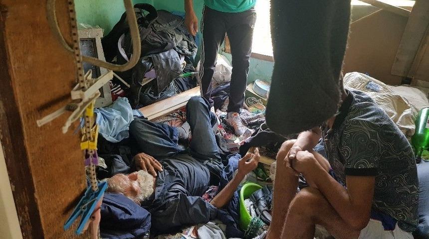 (özel) Çöp Evde Yaşayan Yaşlı Adam Ölmekten Son Anda Kurtarıldı