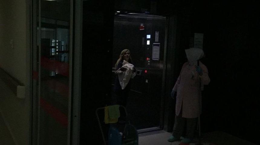 Acil Servis &Ouml;n&uuml;nde Ara&ccedil;ta Doğum Yaptı