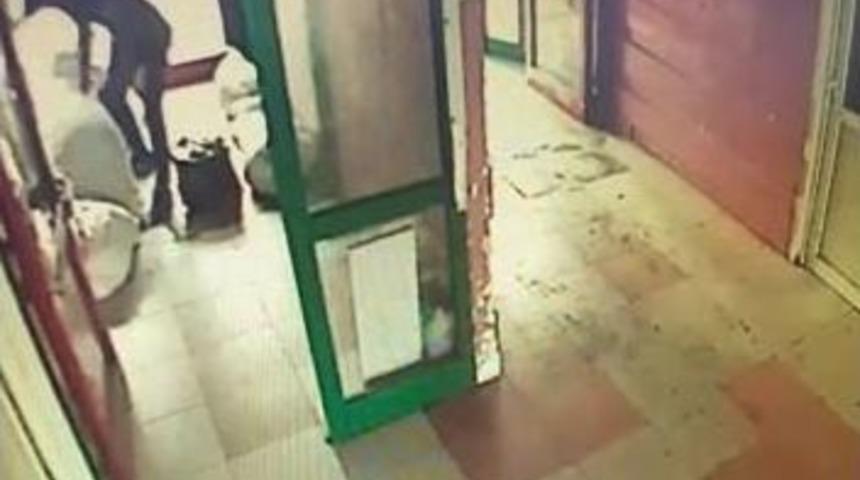 15 Temmuz Demokrasi Otogarı&rsquo;ndaki Fıstık Hırsızlığı Kamerada