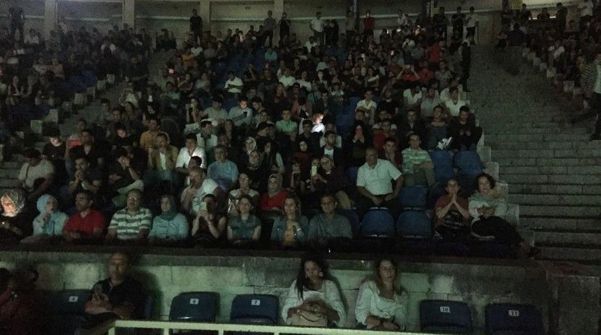 Sanat&ccedil;ı Yavuz Bing&ouml;l Ve Piyanist Mehveş Eme&ccedil;&rsquo;ten Anlamlı Konser