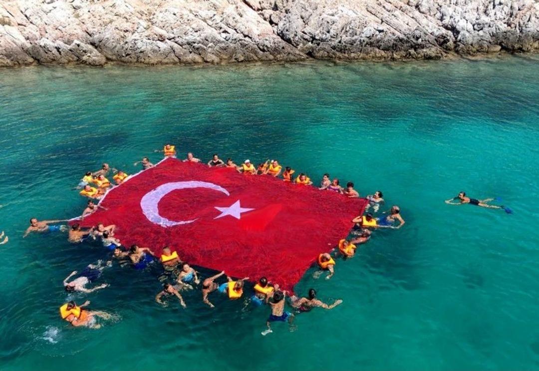 &Ccedil;eşme&rsquo;de Denizde Ve Karada 30 Ağustos Coşkusu