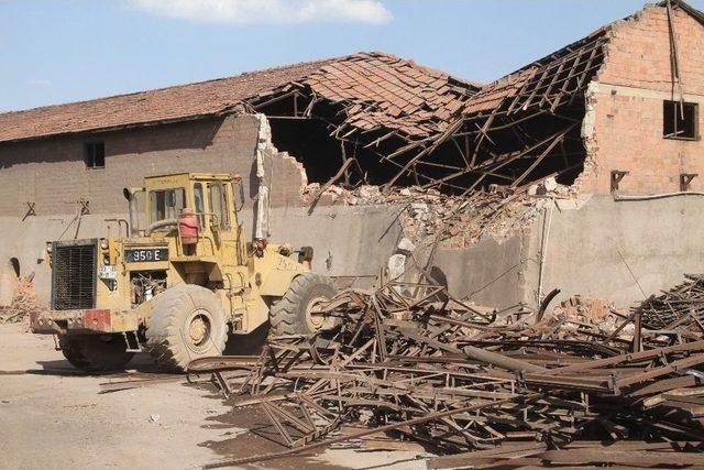 Mahalle Tozdan Kurtuluyor, Tuğla Fabrikasının Yıkımına Başlandı