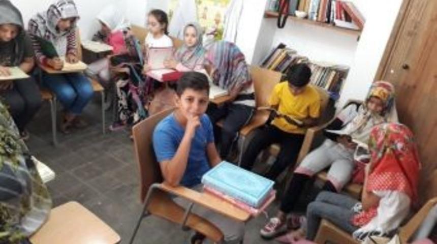 &Ouml;ğrenciler Kuran-ı Kerim &Ouml;ğreniyor