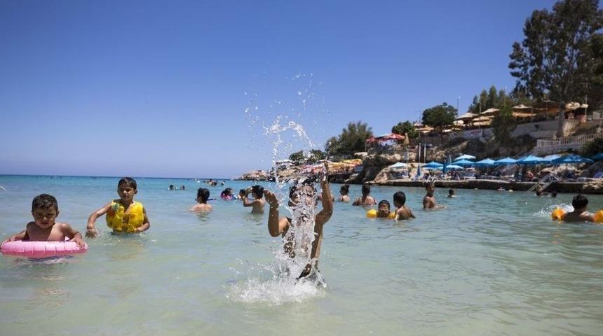 Tatilciler Mersin Sahillerini Doldurdu