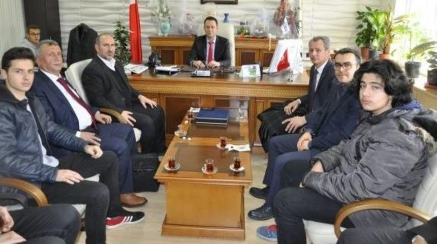 &Ouml;ğrencilerden Kaymakam Ve Milli Eğitim M&uuml;d&uuml;r&uuml;ne Ziyaret