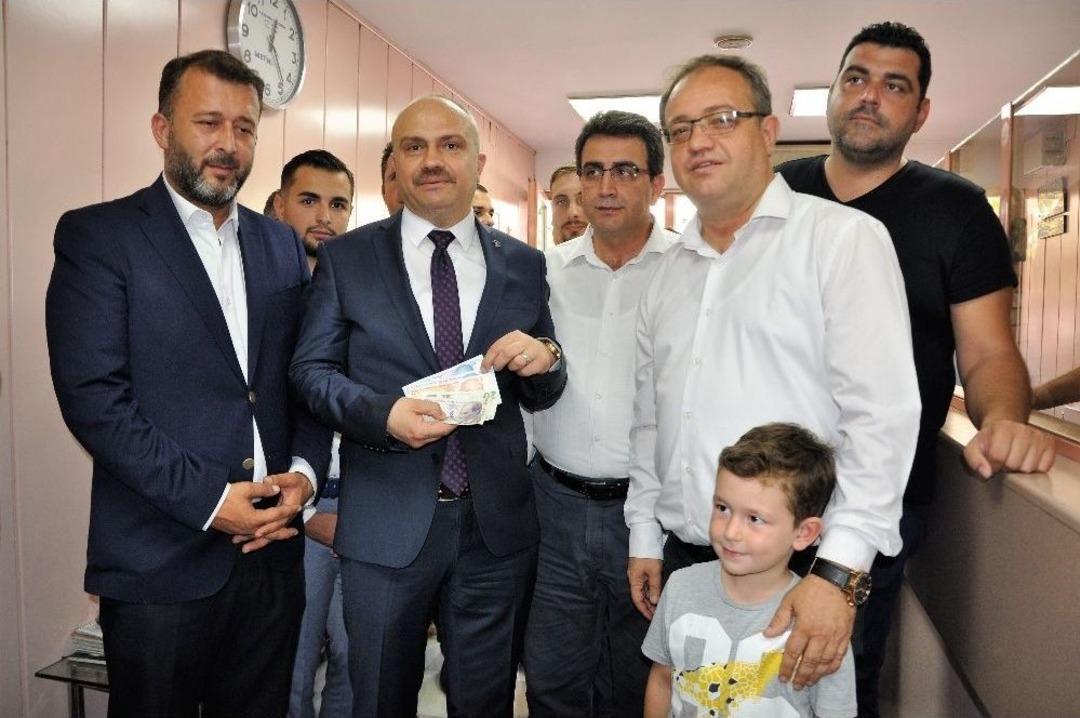 S&uuml;nnetinde Takılan 1 Doları Destek İ&ccedil;in Bozdurdu