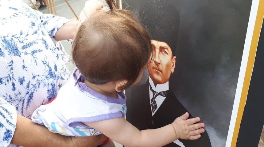 10 Aylık Esra Bebeğin Atat&uuml;rk Sevgisi