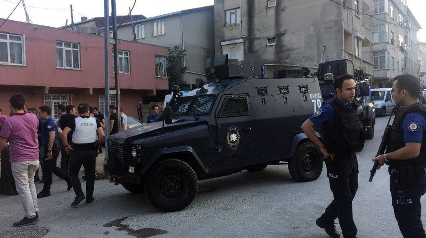 Ataşehir&rsquo;de Cezaevi Firarisini Yakalamak İsteyen Polise Taşlı Saldırı