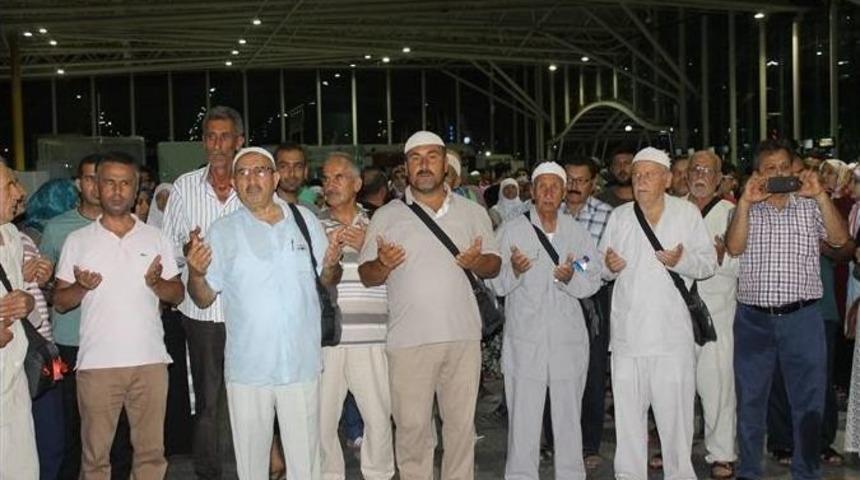 Hatay&rsquo;ın İlk Hac Kafilesi Dualarla Uğurlandı