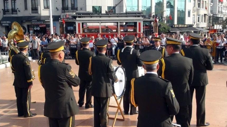 Taksim Meydanı&rsquo;nda 30 Ağustos Zafer Bayramı G&ouml;sterisi