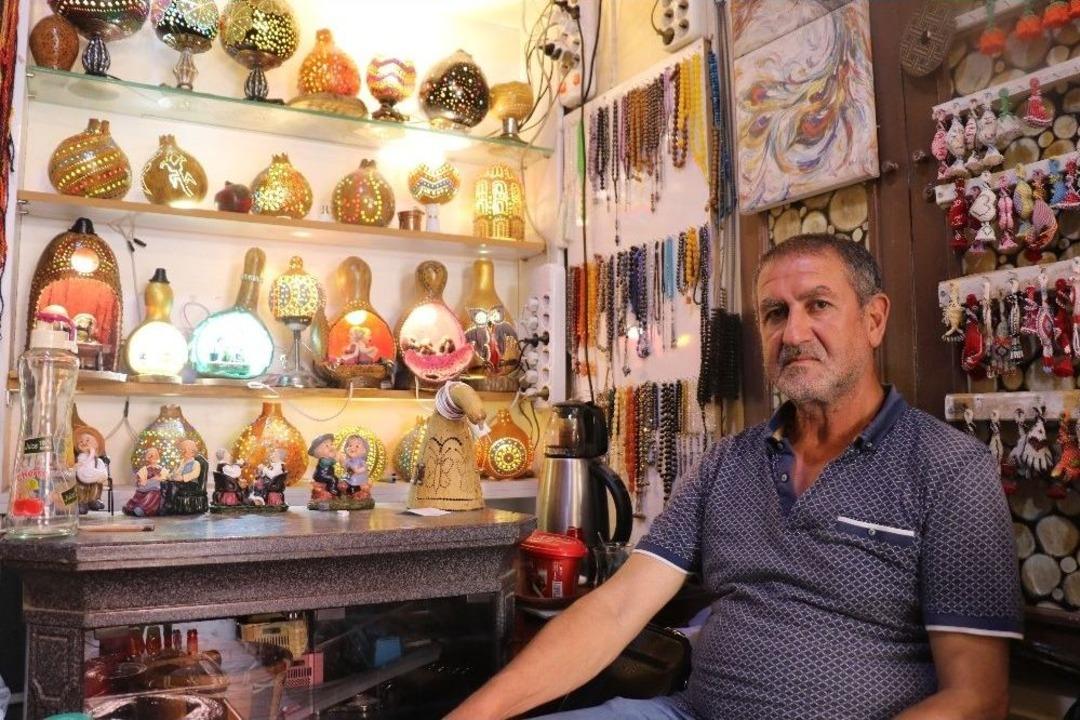 (&ouml;zel) Kendi Yetiştirdiği Su Kabaklarını Sanat Eserine D&ouml;n&uuml;şt&uuml;r&uuml;yor