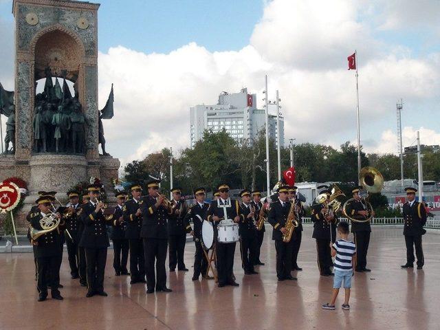 Taksim Meydanı’nda 30 Ağustos Zafer Bayramı Gösterisi