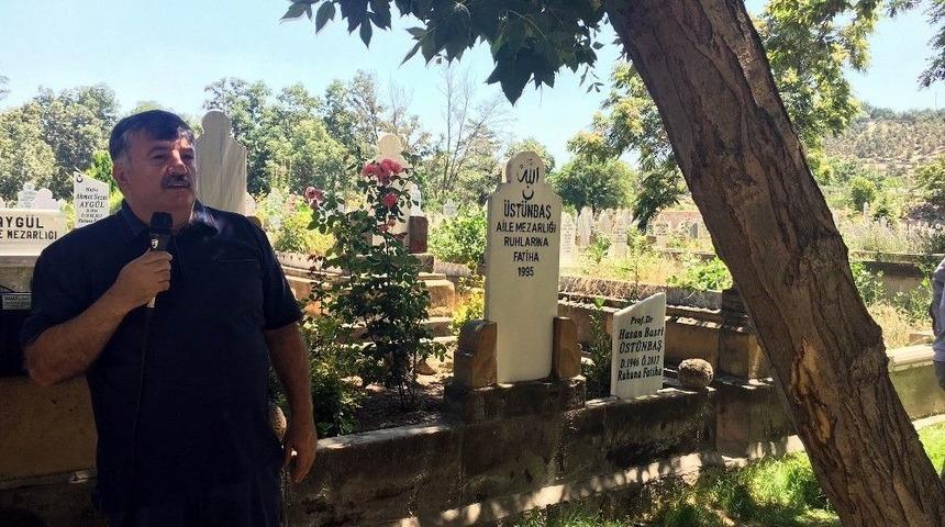 Prof.dr. &Uuml;st&uuml;nbaş, Kabri Başında Anıldı