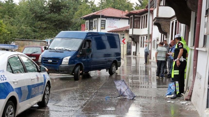 Yoldan Çıkan Minibüs Kaldırımdaki Yayaları Ezdi: 3 Yaralı