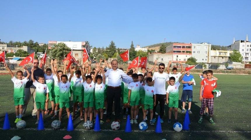 Başkan Kılı&ccedil;, Minik Sporculara Forma Hediye Etti