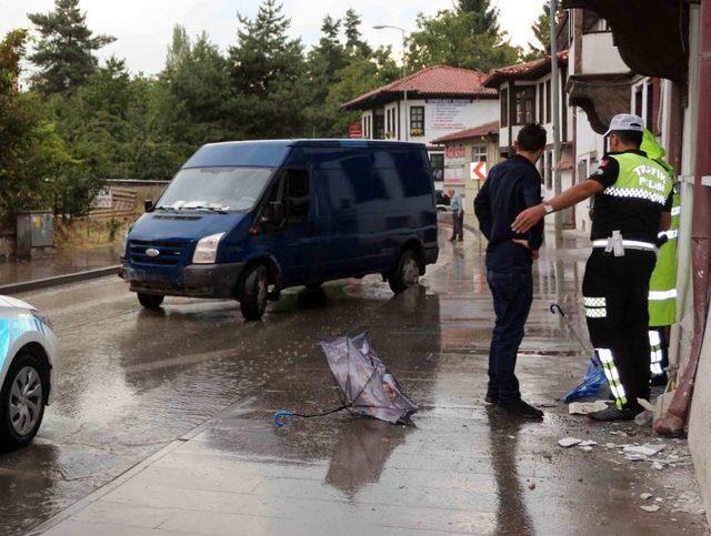 Yoldan Çıkan Minibüs Kaldırımdaki Yayaları Ezdi: 3 Yaralı