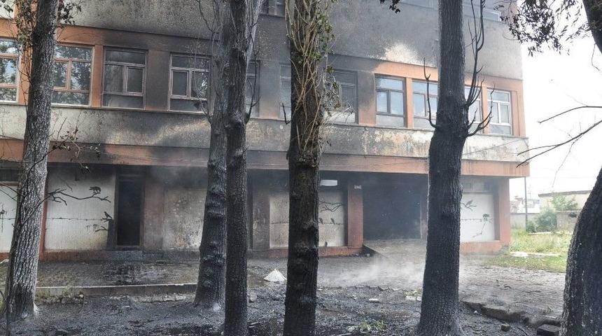 Kars&rsquo;ta Boşaltılmış Fak&uuml;lte Binasında &Ccedil;ıkan Yangın Korkuttu