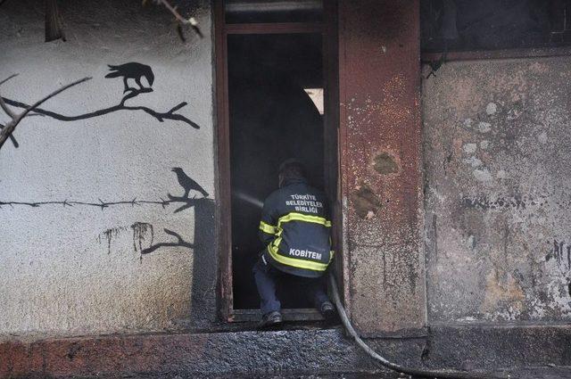 Kars’ta Boşaltılmış Fakülte Binasında Çıkan Yangın Korkuttu