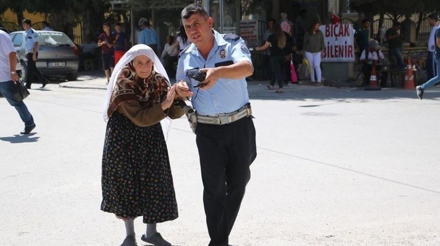 Yaşlı Kadını Karşıya Geçirdi Sonra Elini Öptü