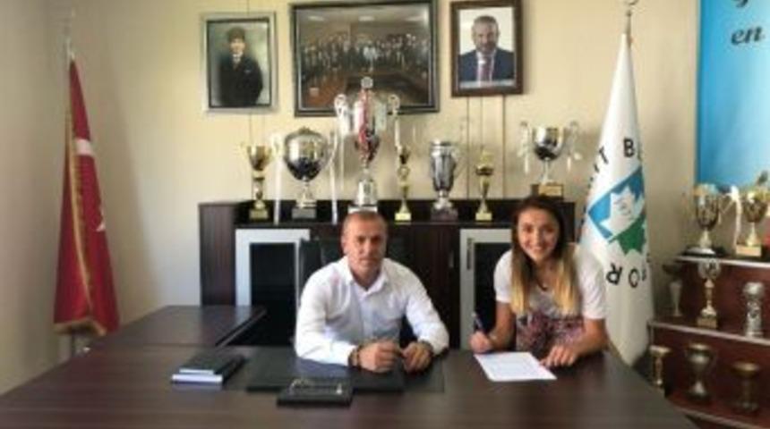 Melek Yusufoğlu, İzmit Belediyespor&rsquo;da Yola Devam Ediyor
