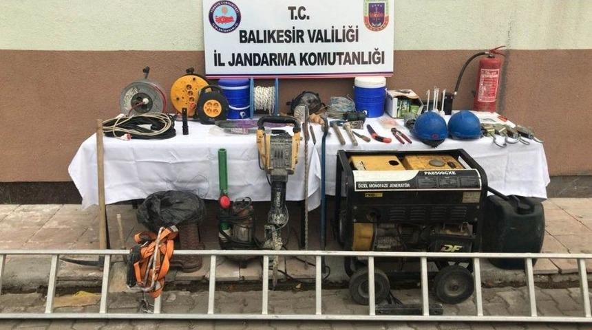 Dursunbey’de İzinsiz Kazı Yapan 2 Kişi Suç Üstü Yakalandı