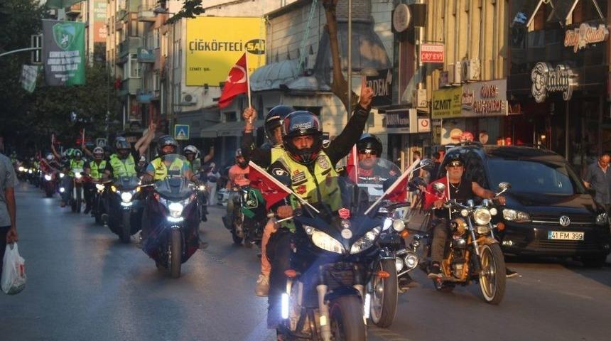 B&uuml;y&uuml;k Zaferi Demirden Atları İle Kutladılar