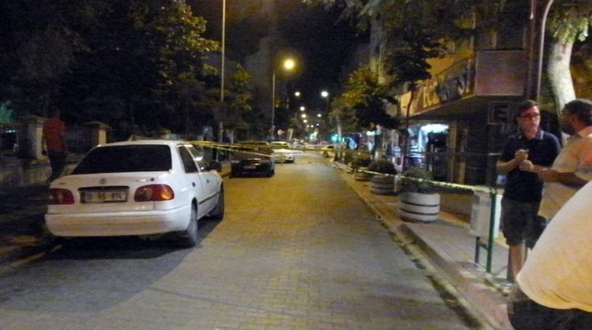 Hastane Bah&ccedil;esinde Silahlı Kavga: 1 Ağır Yaralı