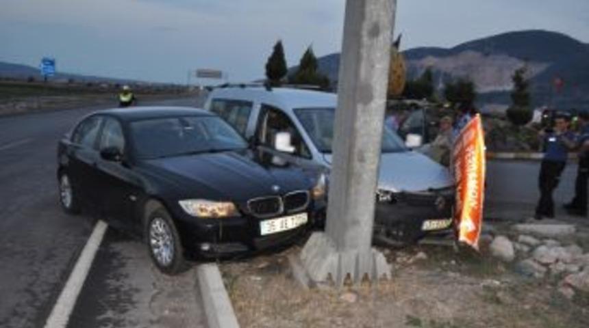 Manisa&rsquo;da Otomobiller &Ccedil;arpıştı: 2 Yaralı
