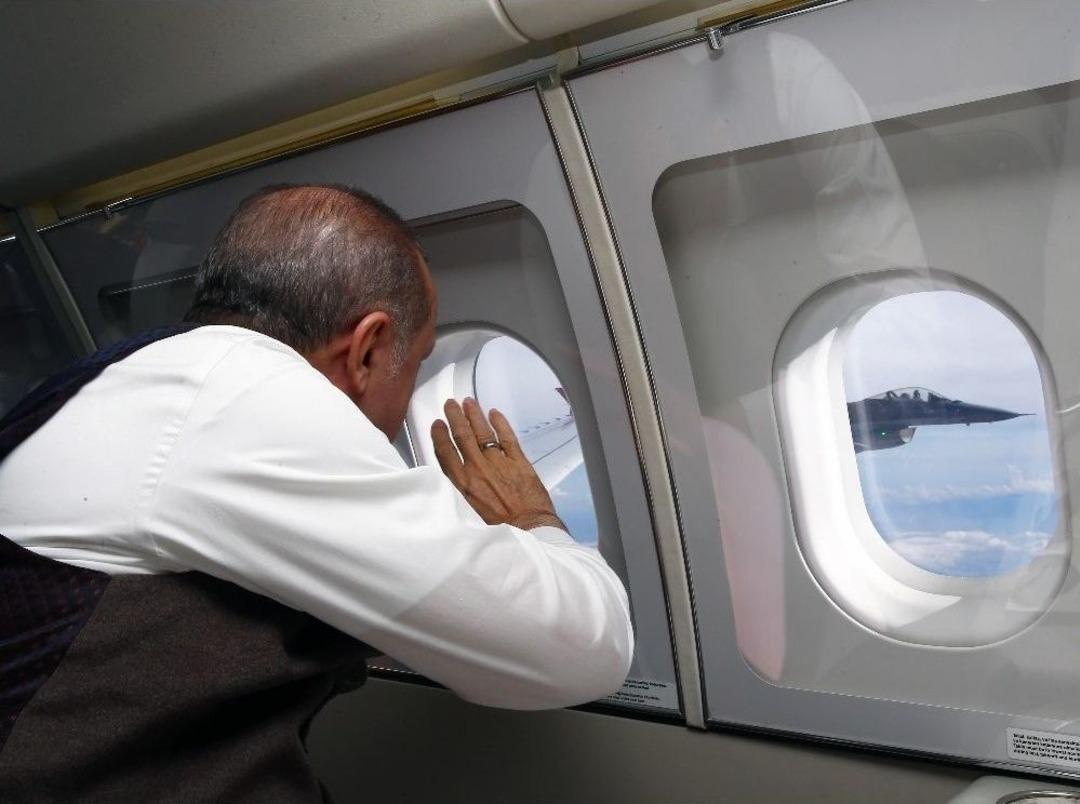 Cumhurbaşkanı Erdoğan, F-16 Pilotlarını Havada B&ouml;yle Selamladı