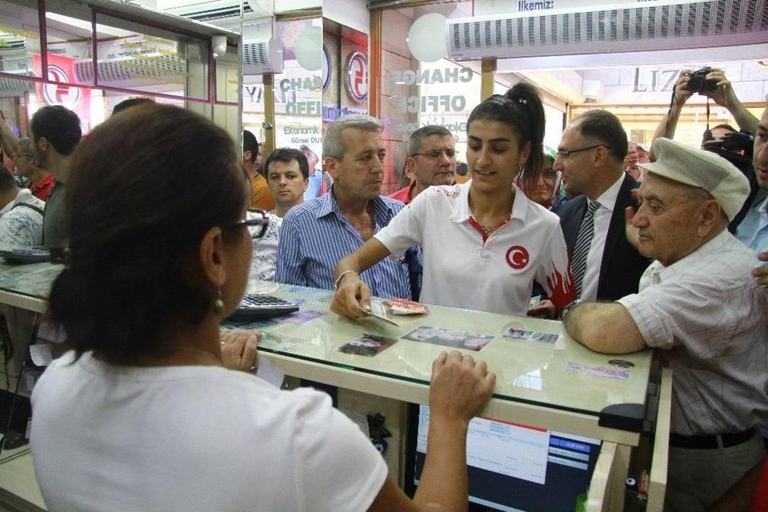 Milli Sporcu, Rusya&rsquo;da &Ouml;d&uuml;l Olarak Aldığı Doları Bozdurdu