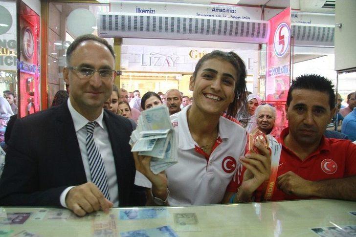Milli Sporcu, Rusya’da Ödül Olarak Aldığı Doları Bozdurdu G1